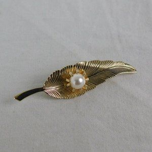 Leaf Shaped Gold Tone Textured Pin Brooch Faux Pearl Unmarked Fashion Nature